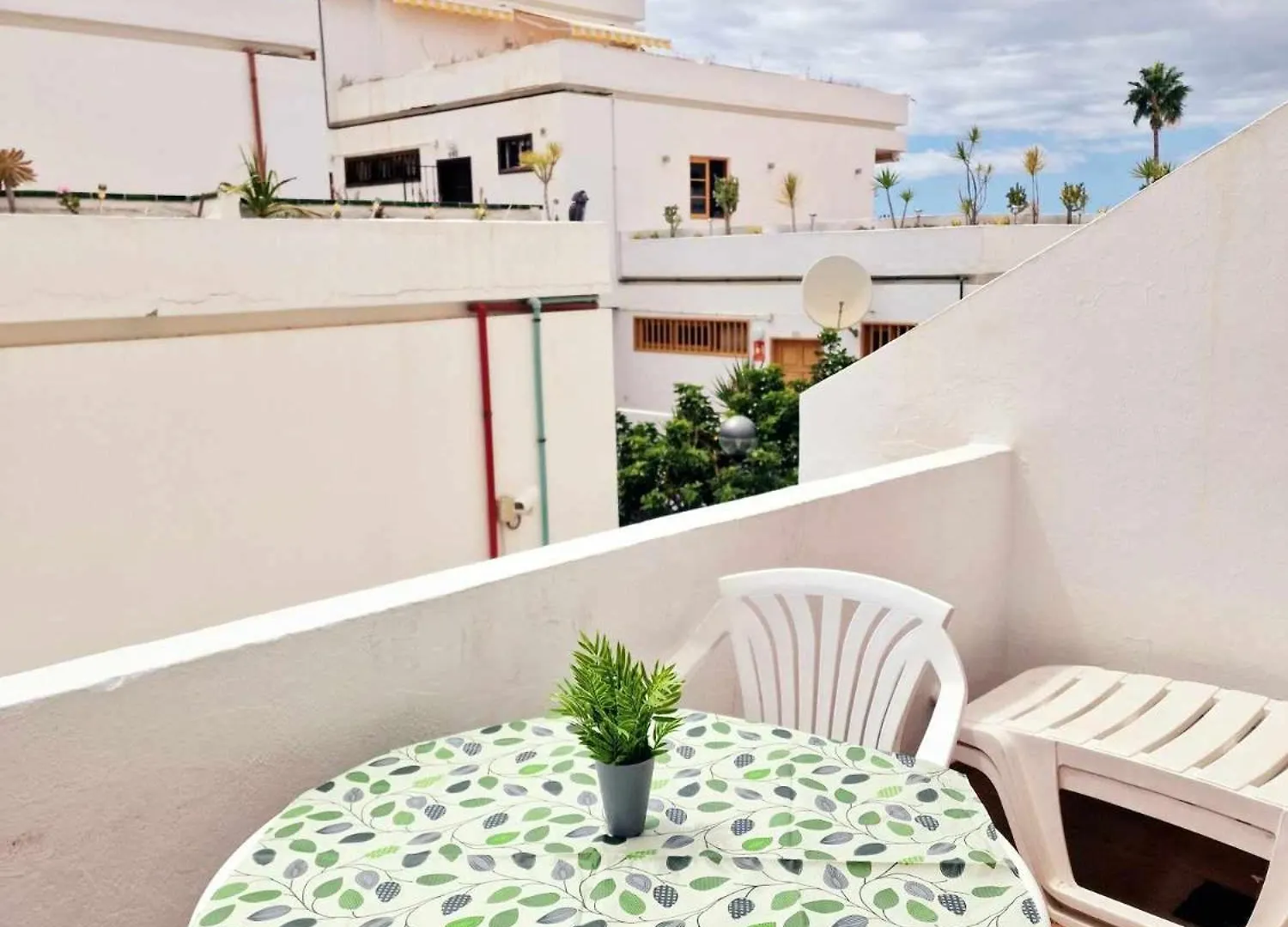 Comfortable Centrally Located Apartment Playa Feñabe